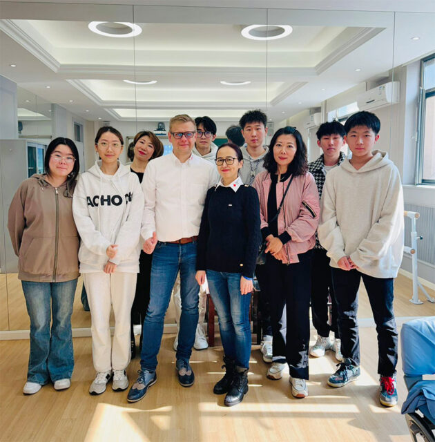 Gruppenfoto mit Kreisgeschäftsführer des BRK-Kreisverbandes Bayreuth, Markus Ruckdeschel, und die Beauftragte des BRK-Kreisverbandes Bayreuth für internationale Recruiting-Maßnahmen, Chen Chen, zu Besuch bei Amity Way in Peking mit den Teilnehmern des Deutschkurses