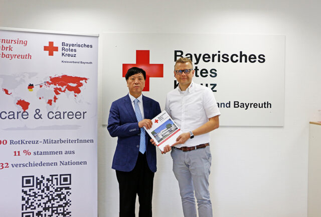 Vizerektor des Gansu Medical Colleges Yumin Zhao und Markus Ruckdeschel, Geschäftsführer des BRK-Kreisverbandes Bayreuth, bei der Unterzeichung der Absichtserklrüung zur Zusammenarbeit.