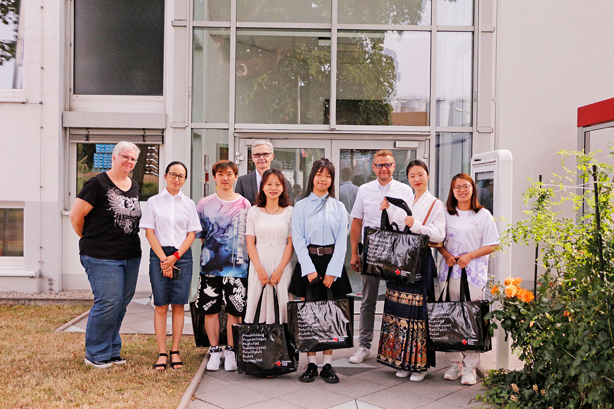 Fünf neue Auszubildende aus China starteten im Rahmen des weltweiten BRK-Projektes Care & Career im Herbst 2023 ihren Weg zum Pflegefachmann/-frau beim Roten Kreuz in Bayreuth Im Bild (v.l.n.r.): Angelika Schmidt (Koordinatorin der BRK-Praxisanleitungen in der Pflege im BRK-Kreisverband Bayreuth), Chen Chen (Stabstelle internationale Personalrekrutierung, Koordination BRK-Projekt Care & Career), Haonan Li, Richard Knorr (BRK-Abteilungsleiter stationäre Pflegeeinrichtungen in Bayreuth), Wenjun Li , Guannan Zhao, Markus Ruckdeschel (, Yuanyuan Jiao, Jingchun Wang.