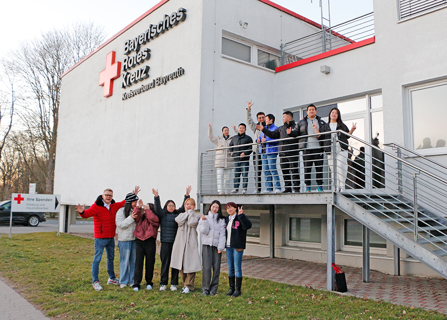 Unsere Mitarbeitenden aus China vor dem BRK-Kreisverband Bayreuth mit BRK-Kreisgeschäftsführer Markus Ruckdeschel.