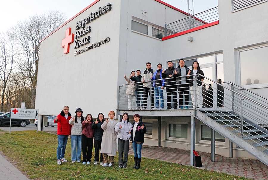 Unsere Mitarbeitenden aus China vor dem BRK-Kreisverband Bayreuth mit BRK-Kreisgeschäftsführer Markus Ruckdeschel.