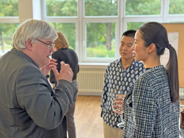 Thomas Petrak (BRK-KGF Lichtenfels) im Gespräch mit Pflegefachkräften us China.