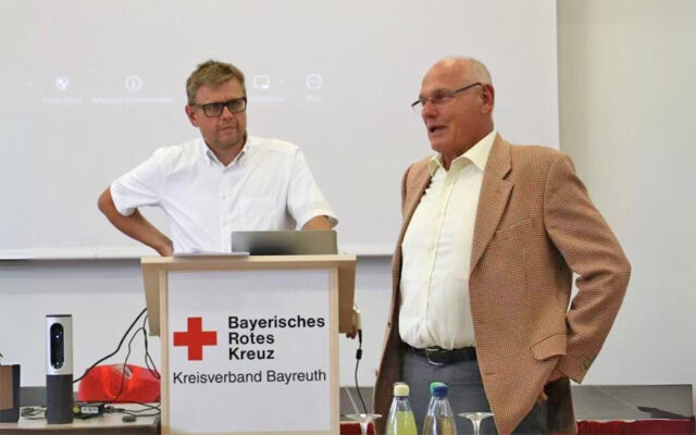 Markus Ruckdeschel (KGF BRK-Bayreuth) und Peter Herzing (Vorsitzender des BRK-Kreisverbandes Bayreuth) bei der Kick-Off-Veranstaltung für die Delegation des BRKs zu den Kooperationspartnern des Projektes "Care and Career" in China 2025.