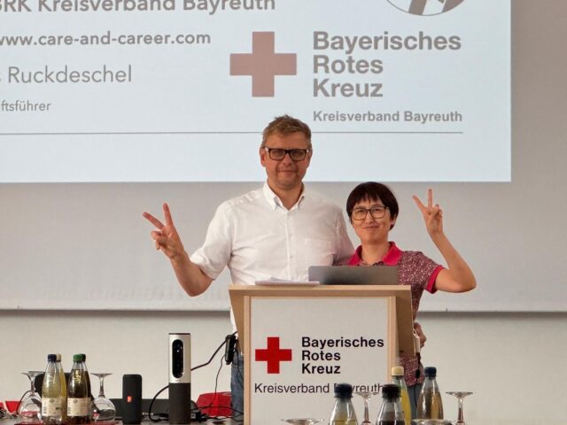 Markus Ruckdeschel (KGF BRK-Bayreuth) und Chen Chen (Beauftragte für internationales Recruiting des BRK-Kreisverbandes Bayreuth) beim Kick-Off zur Delegation zu den Kooperatiospartnern in China 2025.