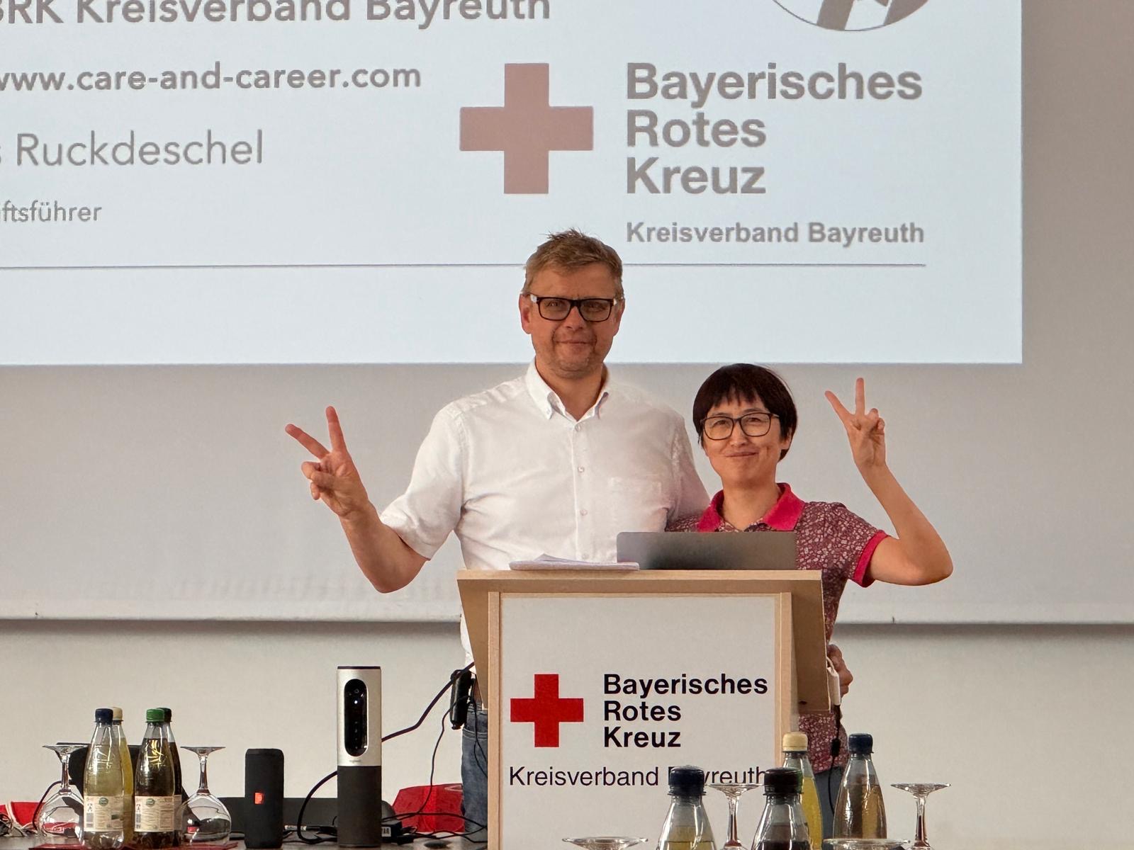 Markus Ruckdeschel (KGF BRK-Bayreuth) und Chen Chen (Beauftragte für internationales Recruiting des BRK-Kreisverbandes Bayreuth) beim Kick-Off zur Delegation zu den Kooperatiospartnern in China 2025.