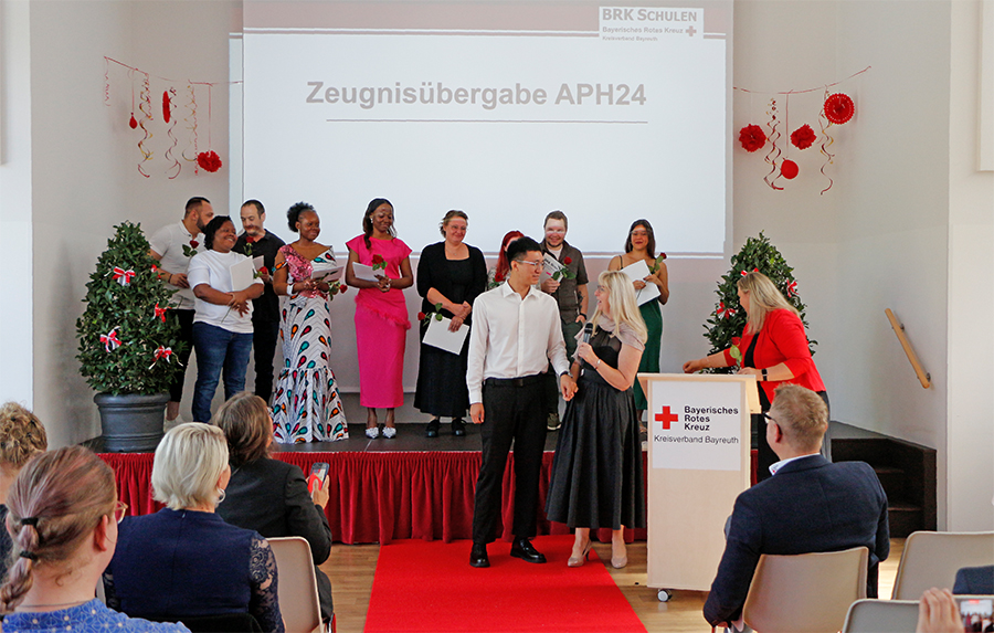 32 Auszubildende – 21 Pflegefachhelferinnen und -helfer sowie 11 Pflegefachkräfte – haben ihre Ausbildung im Jahr 2025 an der BRK Schulen Pflege erfolgreich abgeschlossen.