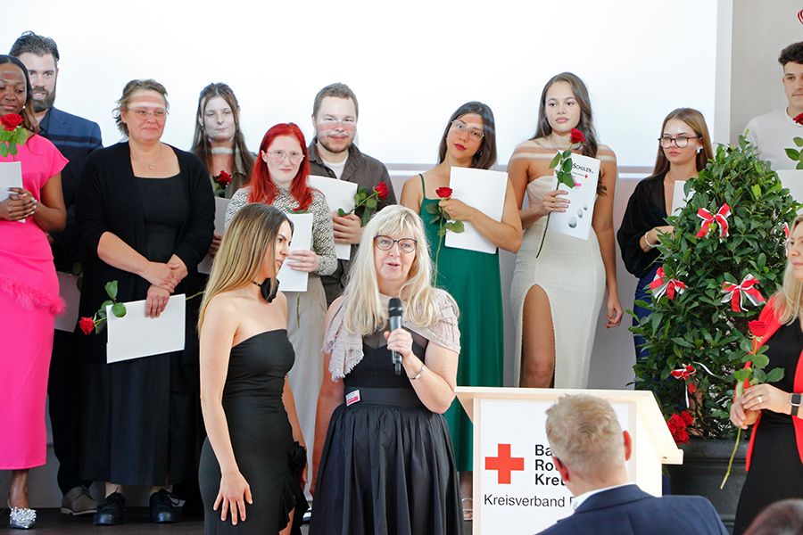 32 Auszubildende – 21 Pflegefachhelferinnen und -helfer sowie 11 Pflegefachkräfte – haben ihre Ausbildung im Jahr 2025 an der BRK Schulen Pflege erfolgreich abgeschlossen.