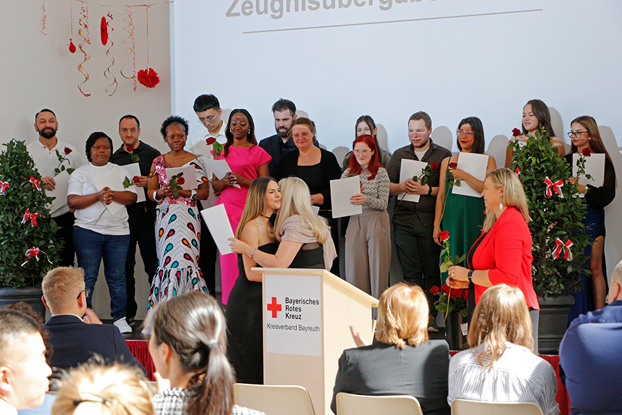 32 Auszubildende – 21 Pflegefachhelferinnen und -helfer sowie 11 Pflegefachkräfte – haben ihre Ausbildung im Jahr 2025 an der BRK Schulen Pflege erfolgreich abgeschlossen.