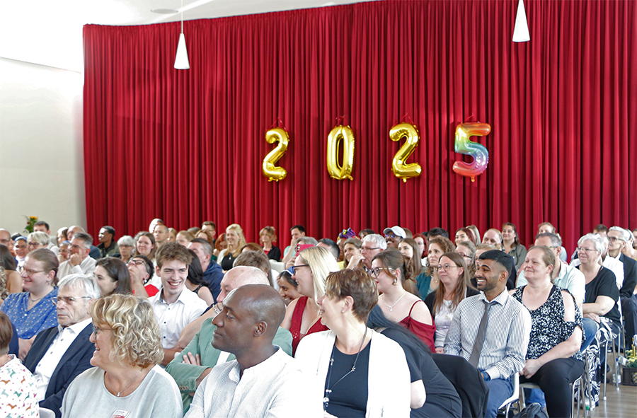 32 Auszubildende – 21 Pflegefachhelferinnen und -helfer sowie 11 Pflegefachkräfte – haben ihre Ausbildung im Jahr 2025 an der BRK Schulen Pflege erfolgreich abgeschlossen.
