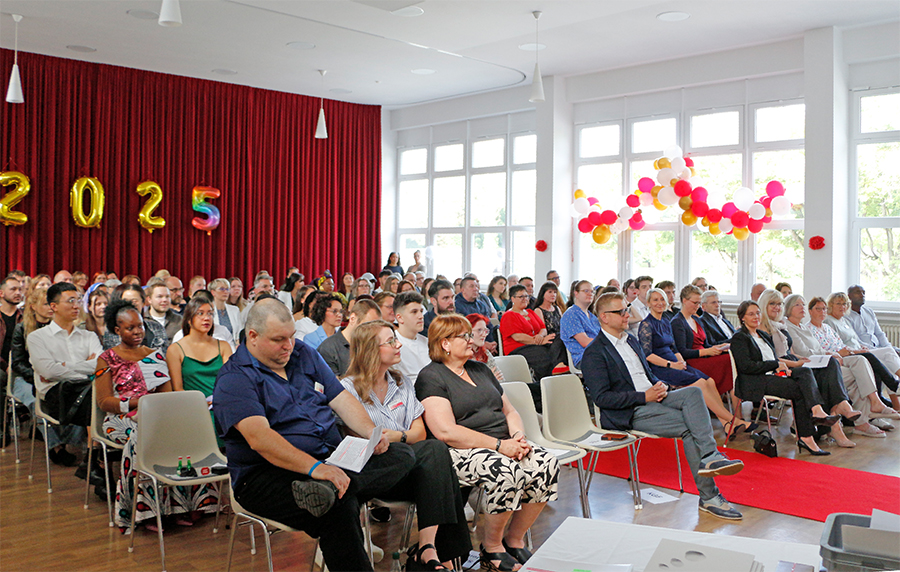 32 Auszubildende – 21 Pflegefachhelferinnen und -helfer sowie 11 Pflegefachkräfte – haben ihre Ausbildung im Jahr 2025 an der BRK Schulen Pflege erfolgreich abgeschlossen.