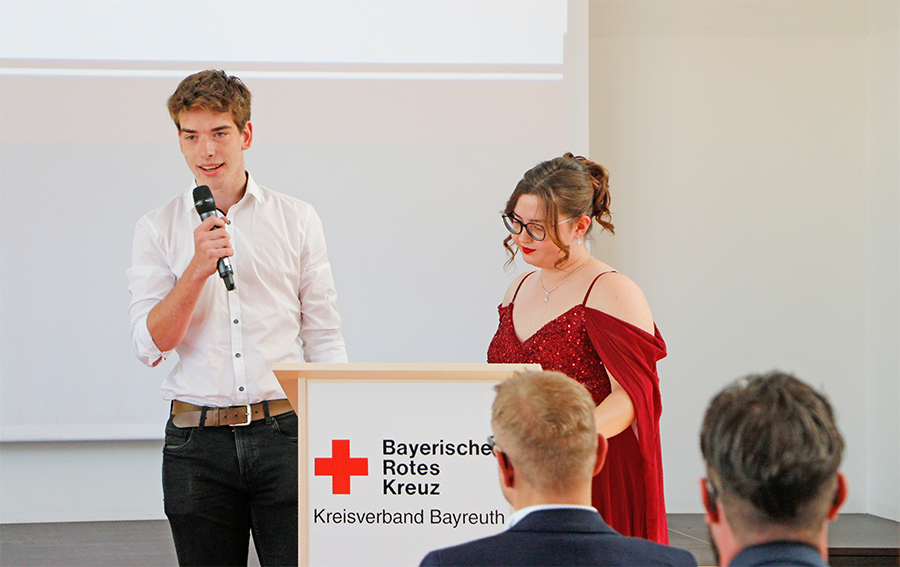 32 Auszubildende – 21 Pflegefachhelferinnen und -helfer sowie 11 Pflegefachkräfte – haben ihre Ausbildung im Jahr 2025 an der BRK Schulen Pflege erfolgreich abgeschlossen.