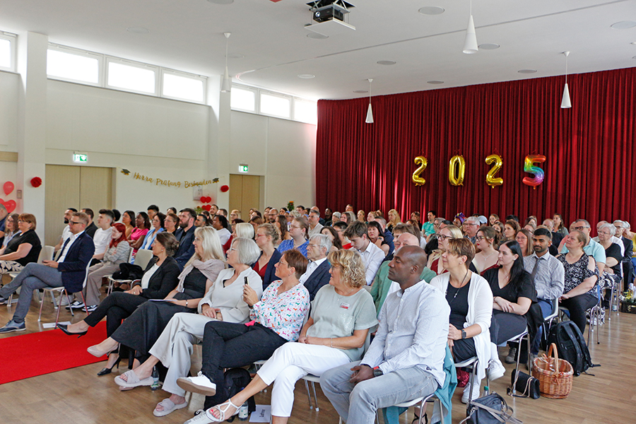32 Auszubildende – 21 Pflegefachhelferinnen und -helfer sowie 11 Pflegefachkräfte – haben ihre Ausbildung im Jahr 2025 an der BRK Schulen Pflege erfolgreich abgeschlossen.