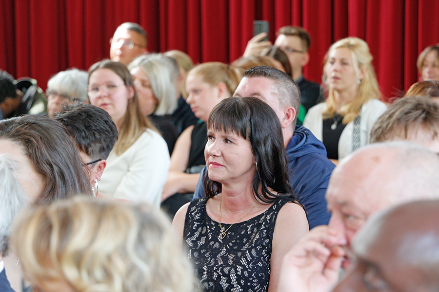 32 Auszubildende – 21 Pflegefachhelferinnen und -helfer sowie 11 Pflegefachkräfte – haben ihre Ausbildung im Jahr 2025 an der BRK Schulen Pflege erfolgreich abgeschlossen.