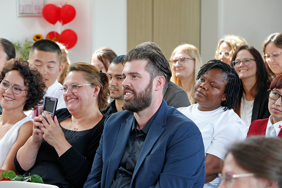 32 Auszubildende – 21 Pflegefachhelferinnen und -helfer sowie 11 Pflegefachkräfte – haben ihre Ausbildung im Jahr 2025 an der BRK Schulen Pflege erfolgreich abgeschlossen.