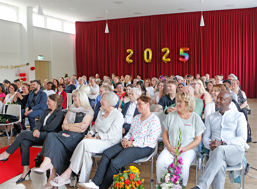 32 Auszubildende – 21 Pflegefachhelferinnen und -helfer sowie 11 Pflegefachkräfte – haben ihre Ausbildung im Jahr 2025 an der BRK Schulen Pflege erfolgreich abgeschlossen.