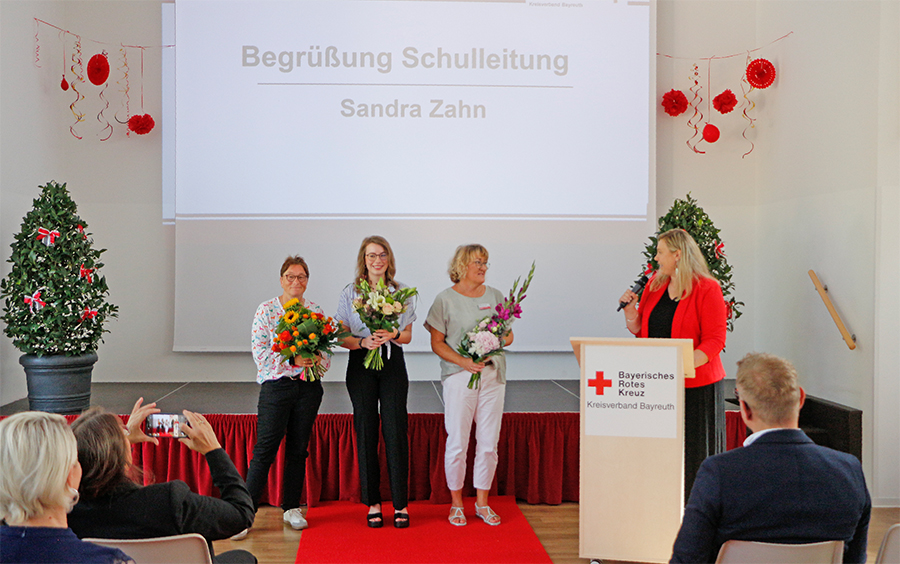 32 Auszubildende – 21 Pflegefachhelferinnen und -helfer sowie 11 Pflegefachkräfte – haben ihre Ausbildung im Jahr 2025 an der BRK Schulen Pflege erfolgreich abgeschlossen.