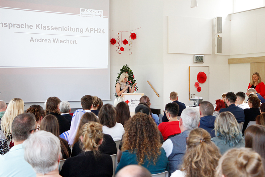 32 Auszubildende – 21 Pflegefachhelferinnen und -helfer sowie 11 Pflegefachkräfte – haben ihre Ausbildung im Jahr 2025 an der BRK Schulen Pflege erfolgreich abgeschlossen.
