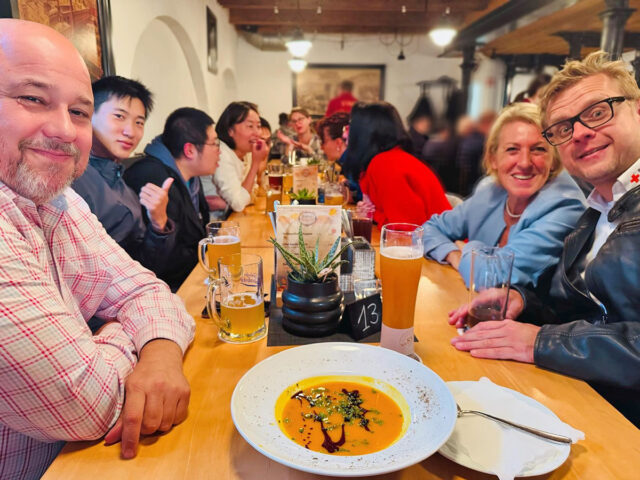 Gemeinsam starten - Get-together beim BRK-Kreisverband Kulmbach - Die vier neuen Auszubildenden aus China mit den BRK-Kreisgeschäftsführern aus Kulmbach und Bayreuth, sowie Einrichtungsleiterinnen,  Pflegedienstleitungen, Praxisanleiterinnen und -anleitern und der Klassenleitung der BRK-Pflegeschule in Stadtsteinach beim gemeinsame get-togehter im Kommunbräu.