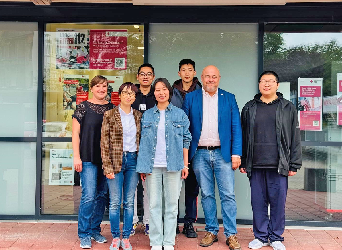 BRK-Kreisgeschäftsfüher Stefan Adam begrüßt die vier neuen Auszubildenden aus China beim BRK-Kreisverband Kulmbach.