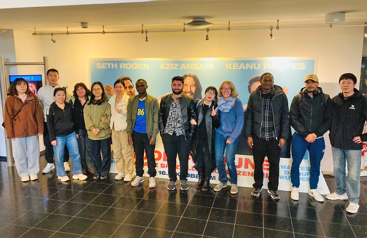 Internationale Pflegekräfte und Auszubildende des BRK-Kreisverbandes Bayreuth erlebten gemeinsam ihren ersten Kinobesuch in Deutschland. Im Rahmen des Projekts Care & Career besuchten sie das Cineplexx Bayreuth und nutzten den Filmabend nicht nur zur Unterhaltung, sondern auch zum Austausch, zur Sprachpraxis und zum besseren Kennenlernen.