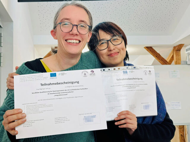 Lena Röglinger und Chen Chen absolvieren die Weiterbildung zum Integrationscoach.
