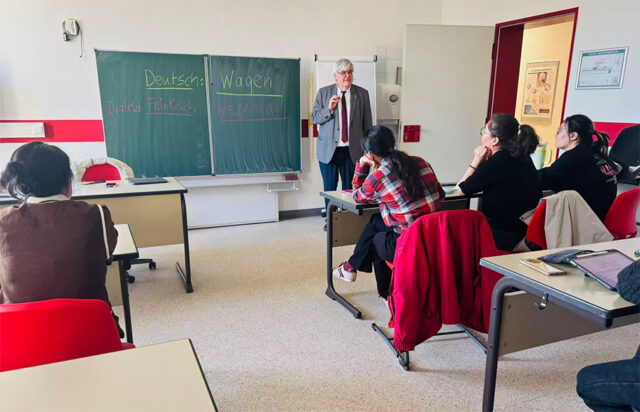 Kultureller Austausch: Kreisgeschäftsführer Thomas Petrak doziert über den fränkischen Dialekt.