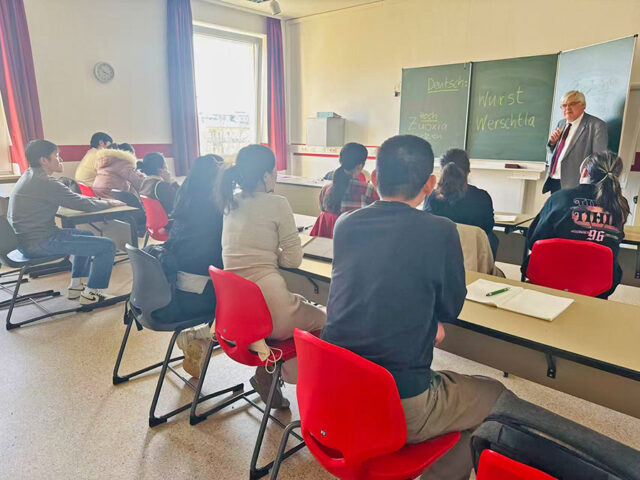 Kultureller Austausch: Kreisgeschäftsführer Thomas Petrak doziert über den fränkischen Dialekt.