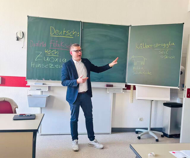 Kultureller Austausch: Kreisgeschäftsführer Markus Ruckdeschel doziert über den fränkischen Dialekt.