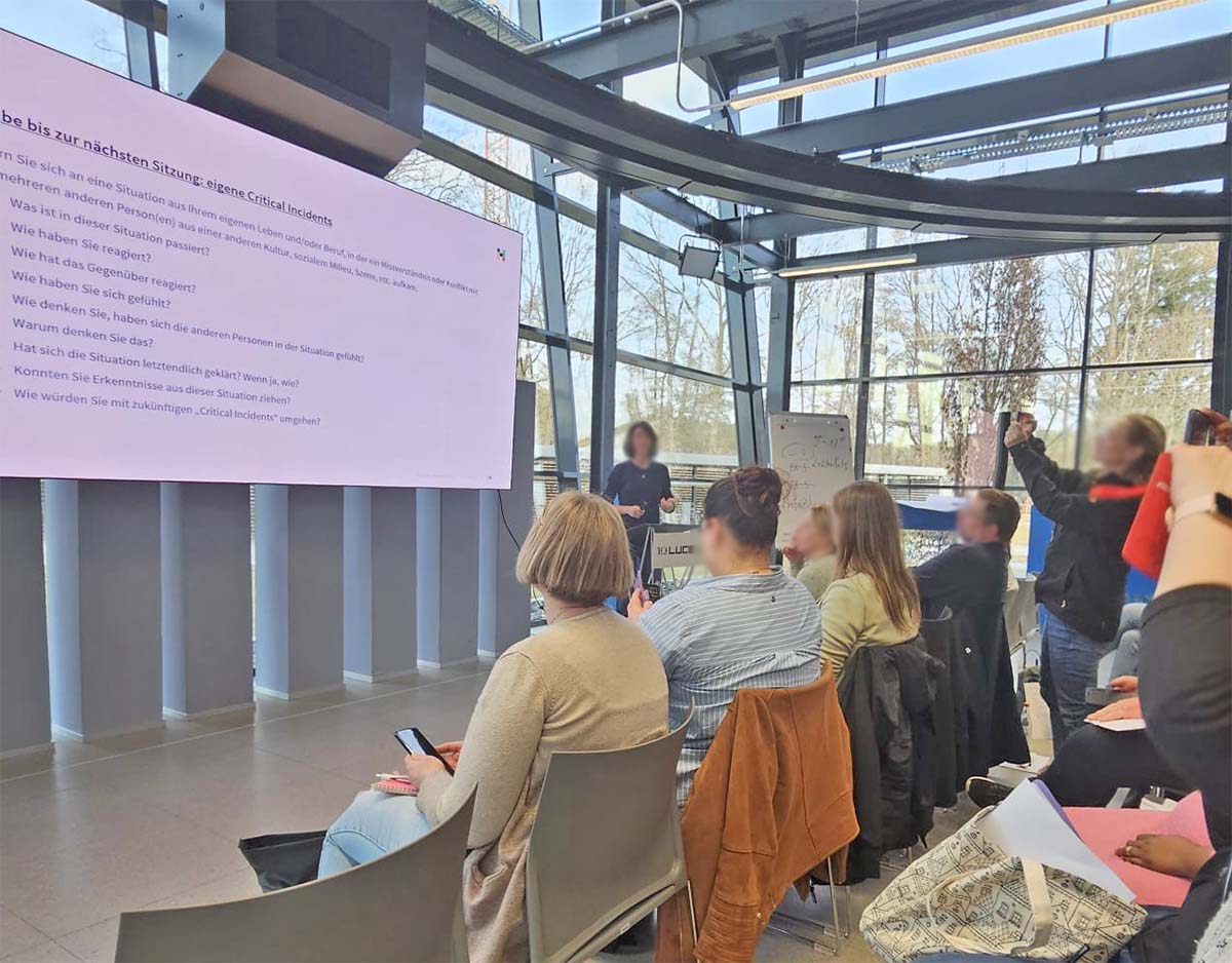 Mit gezielter Weiterbildung stärkt der BRK Kreisverband Bayreuth die Integration internationaler Pflegekräfte und investiert in eine vielfältige, zukunftsfähige Pflege. LUCE Stiftung. Ausbildung zum Integrationscoach.