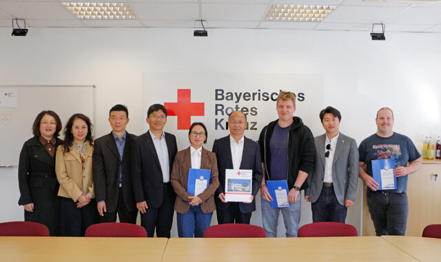Delegation der Nantong Universität zu Gast beim BRK in Bayreuth. Im Bild: Yang Yumin (Secretary of the Party Committee), Gao Jiangning (Director, Department of Services for Local Economy and Social Development), Qi Xiaofeng (Director, Department of International Cooperation and Exchange), Yu Bin (Executive Deputy Director, Faculty of Health Science), Ji Qiuhong (Professor, School of Medicine), Chen Chen (Leiterin des Projekts Care and Career beim BRK-Kreisverband Bayreuth), Daniel Knorr (stellvertretender Abteilungsleiter der Ambulanten Pflege), Tobias Linder (Leistungsabrechnung Abteilungen Stationäre und Ambulante Pflege) und Wang Yiwei, dem Vorsitzenden des Vereins der Chinesischen Studenten und Wissenschaftler Bayreuth e. V..