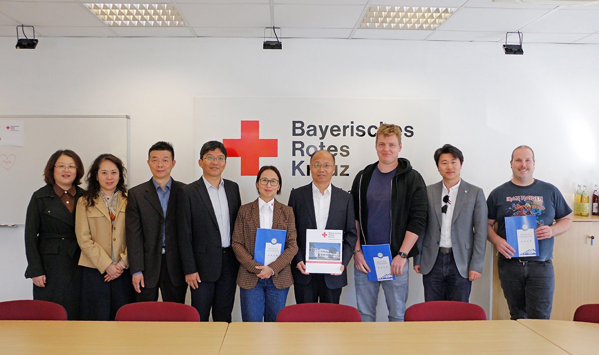 Delegation der Nantong Universität zu Gast beim BRK in Bayreuth. Im Bild: Yang Yumin (Secretary of the Party Committee), Gao Jiangning (Director, Department of Services for Local Economy and Social Development), Qi Xiaofeng (Director, Department of International Cooperation and Exchange), Yu Bin (Executive Deputy Director, Faculty of Health Science), Ji Qiuhong (Professor, School of Medicine), Chen Chen (Leiterin des Projekts Care and Career beim BRK-Kreisverband Bayreuth), Daniel Knorr (stellvertretender Abteilungsleiter der Ambulanten Pflege), Tobias Linder (Leistungsabrechnung Abteilungen Stationäre und Ambulante Pflege) und Wang Yiwei, dem Vorsitzenden des Vereins der Chinesischen Studenten und Wissenschaftler Bayreuth e. V..