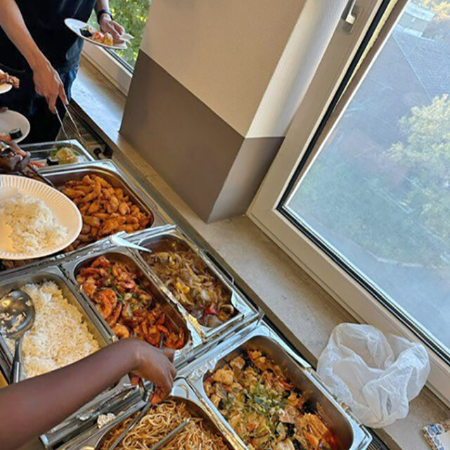 Internationalen Auszubildenden des Care and Career Projekts sind in Bayreuth angekommen. Reichhaltiges chinesisches Buffet.