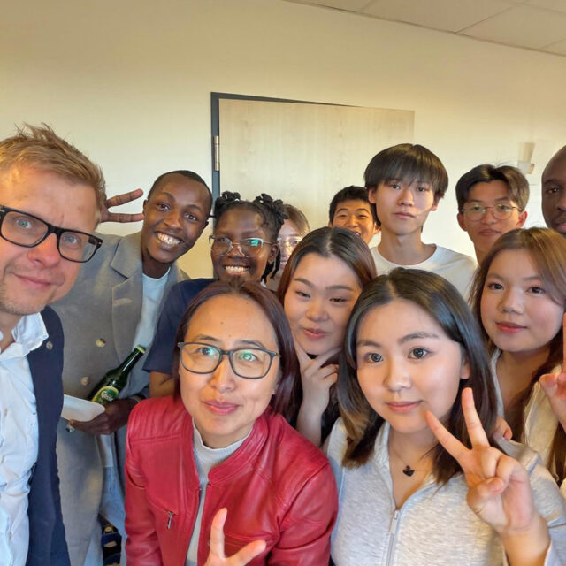 Internationalen Auszubildenden des Care and Career Projekts sind in Bayreuth angekommen. Mit im Bild: Markus Ruckdeschel (BRK-Kreisgeschäftsführer Bayreuth) und Chen Chen (Projektleiterin Care and Career).