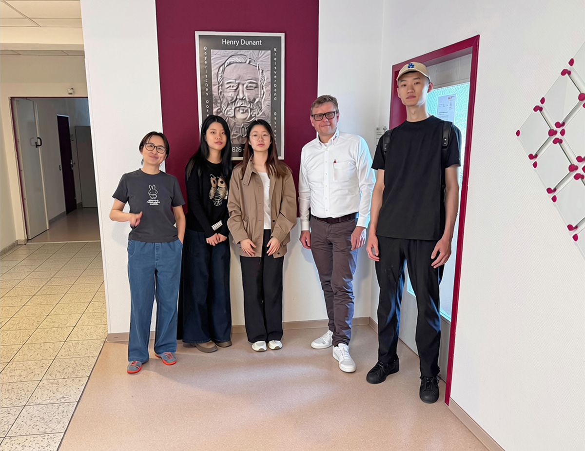 Drei Auszubildende starten ihren Weg in die Pflege beim BRK - Im Bild: Chen Chen (Projektleiterin Care and Career), Yefei Liu (Auszubildende im BRK-Kreisverband Kulmbach), Ningxin Zhu (Auszubildende im BRK-Ruhesitz in Bayreuth), Markus Ruckdeschel (Kreigeschäftsführer BRK-Kreisverband Bayreuth) Jiatong Li (Auzubildender im BRK-Ruhesitz in Bayreuth).