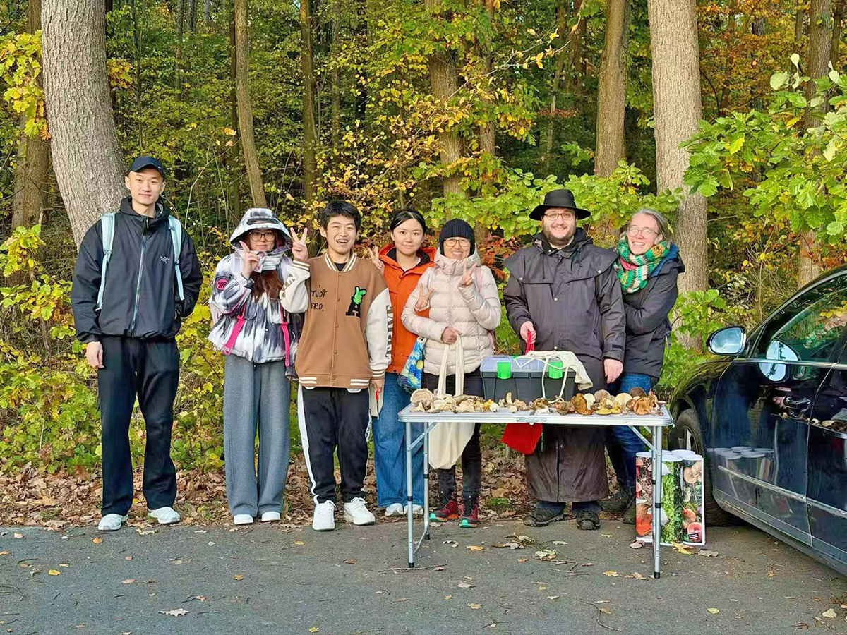 In die Pilze gehen Pilzwanderung mit dem Care & Career Projekt: Die heimische Natur entdecken, Wissenswertes über Pilze erfahren und gemeinsam Zeit verbringen: Bei einer Pilzwanderung im Oktober lernten Teilnehmende des Care and Career Projekts die Vielfalt der heimischen Pilzwelt kennen.